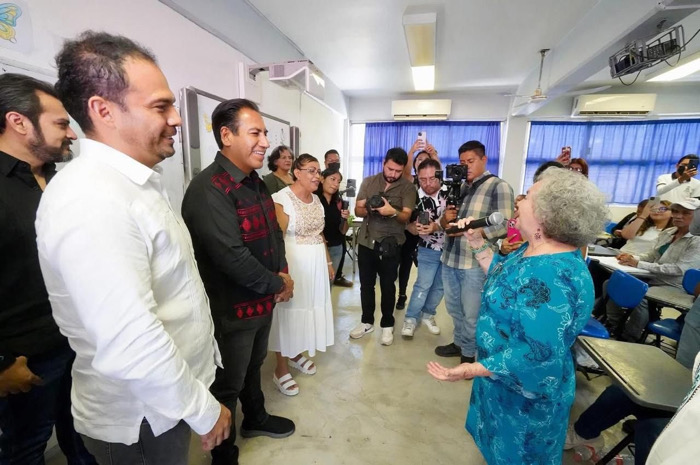 Eduardo Ramírez visita círculos de estudio de Chiapas Puede y entrega equipamiento al Cobach