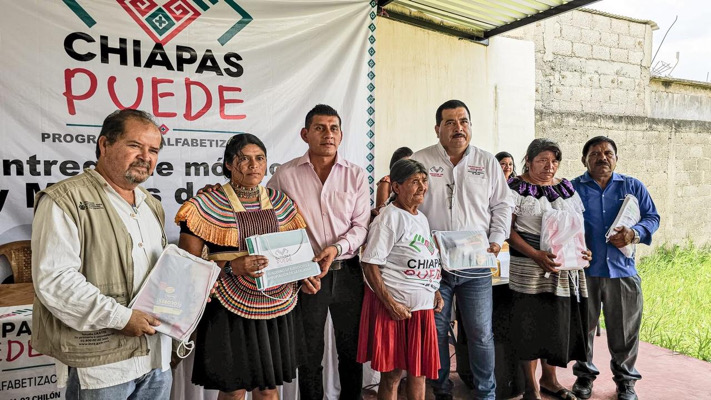 Altamirano impulsa el programa Chiapas Puede con la entrega de módulos y útiles escolares