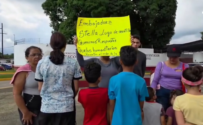 Migrantes con hijos denuncian exclusión en vuelos humanitarios 