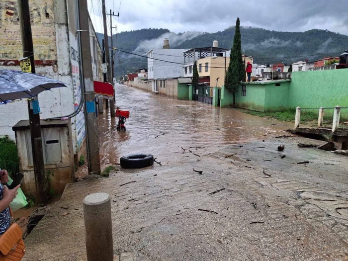 Lluvias dejan calles inundadas y apagones en San Cristóbal 