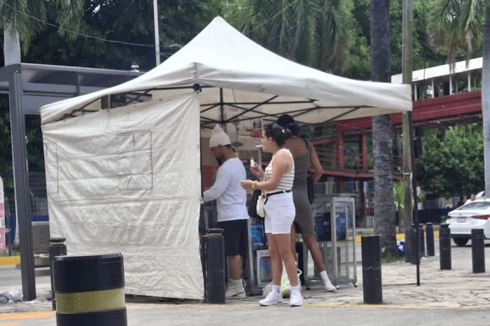 Ambulantes invaden espacios públicos frente a Plaza Cristal