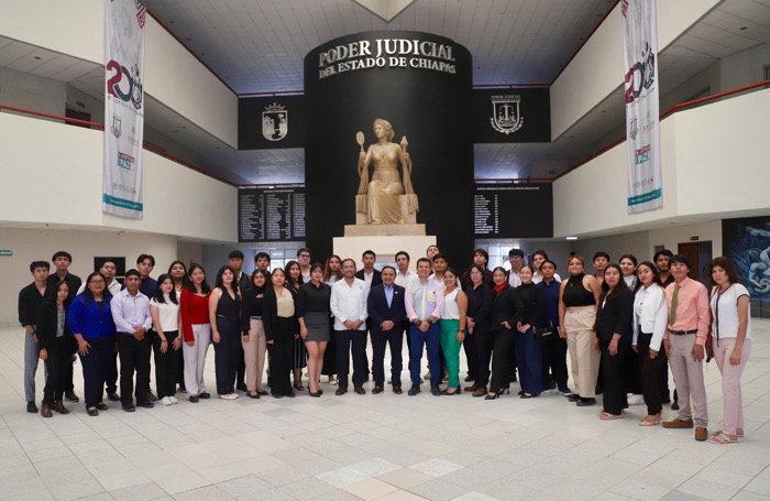 Recibe presidente del Poder Judicial a estudiantes de la Unicach