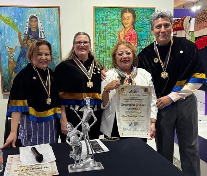 Entrega UNAM reconocimiento a la Dra. Marisa Trejo Sirvent