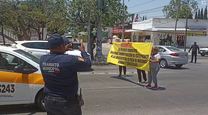 Familias denuncian riesgo diario por puente peatonal en mal estado