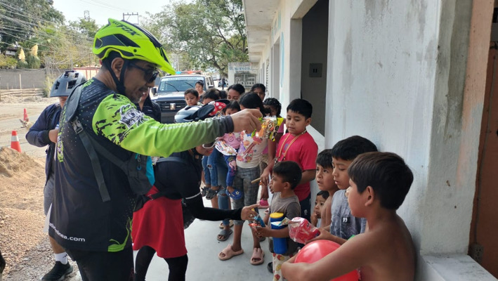 Rotativo Cycling Team entrega dulces y juguetes a infantes de Tuxtla