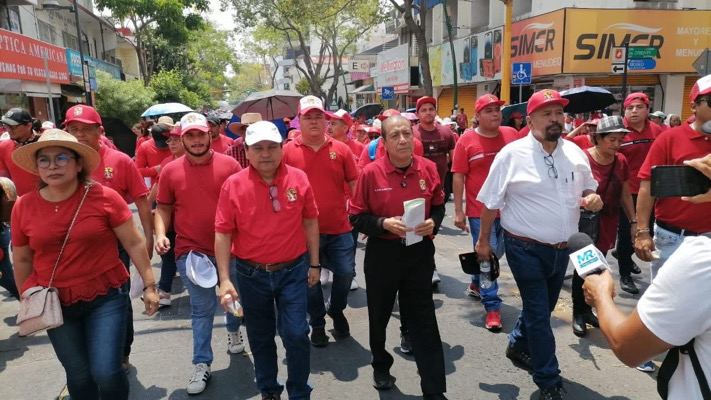 Sin medicinas ni derechos: trabajadores de salud y telefonistas marchan por condiciones dignas