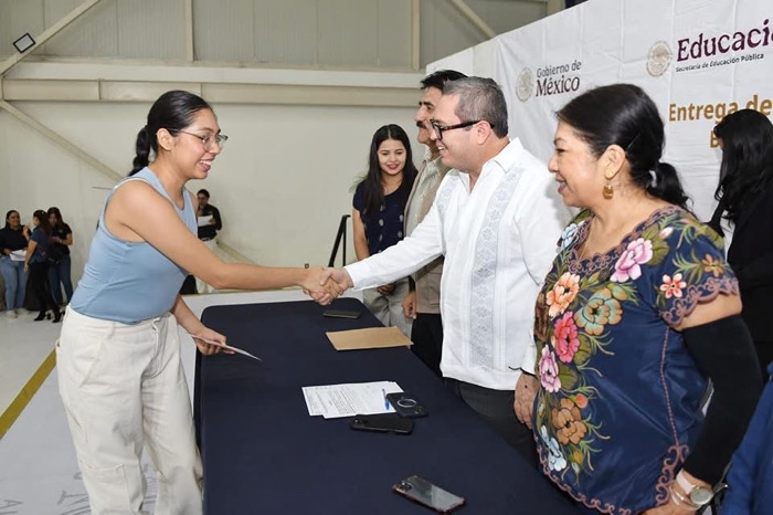 Benefician a estudiantes de la UNACH con la beca Jóvenes Escribiendo el Futuro