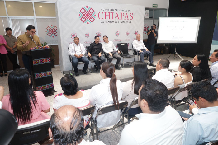 Imparten curso a presidentes y presidentas municipales para gestión de recursos