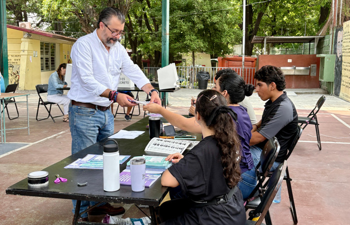 Al emitir su voto, Gilberto Bátiz llama a tomar conciencia del momento inédito e histórico que vivimos
