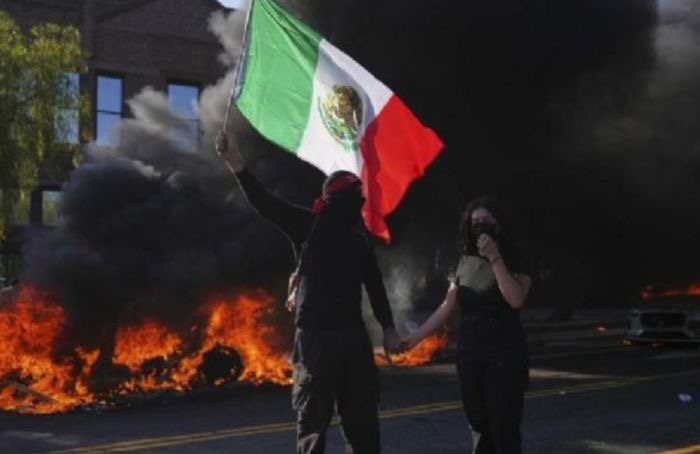 Mala diplomacia / A Estribor