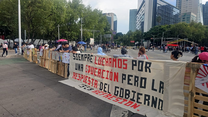Normalistas bloquean avenidas en CDMX; maestros en Chiapas realizan boteo
