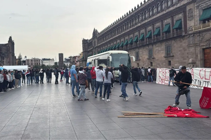 Normalistas no se moverán hasta ser atendidos por Sheinbaum