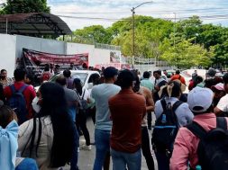 Docentes de la sección 40 bloquean la Secretaría de Educación para exigir abrogación de la ley del ISSTECH y denunciar corrupción1