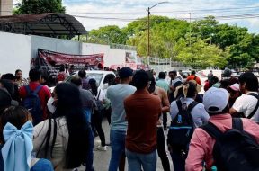 Docentes de la sección 40 bloquean la Secretaría de Educación para exigir abrogación de la ley del ISSTECH y denunciar corrupción1