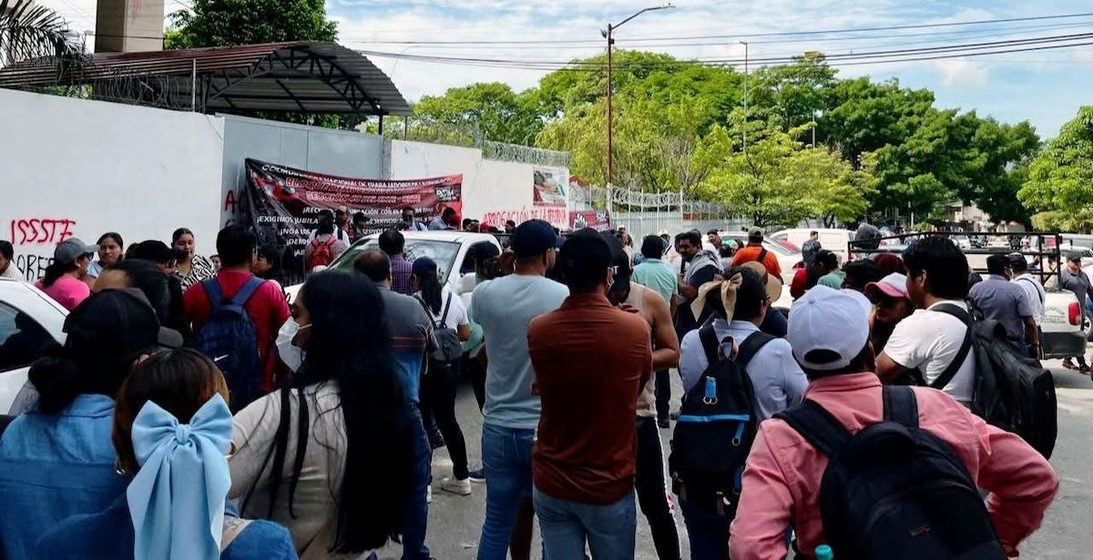 Docentes de la sección 40 bloquean la Secretaría de Educación del Estado