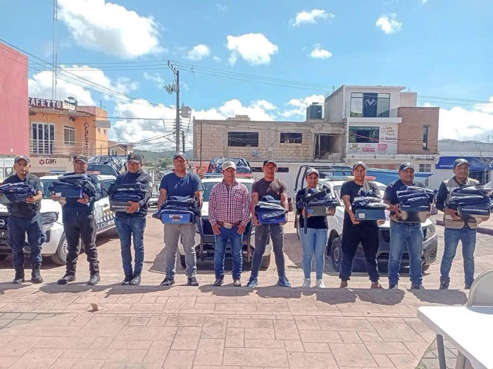 Compromiso con la seguridad en Altamirano; alcalde encabezó la entrega de uniformes