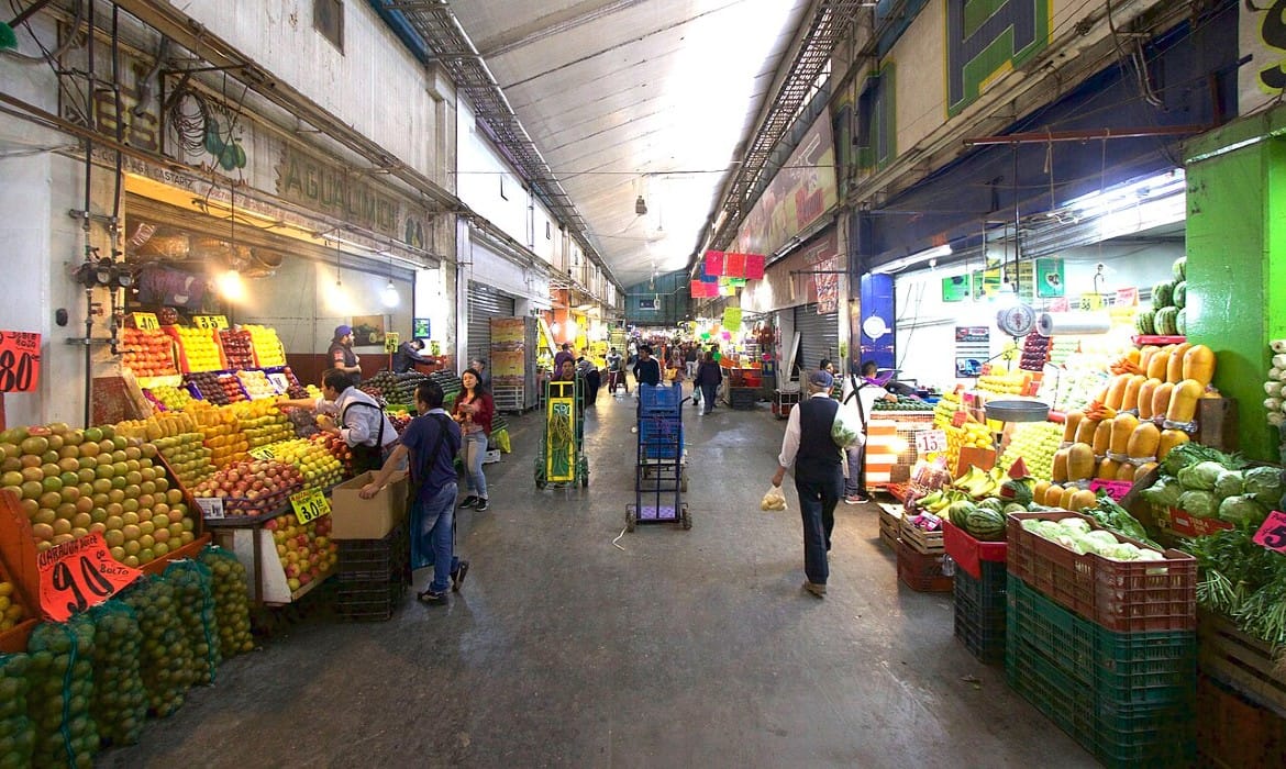 Economía mexicana crece 0.54% en abril impulsada por el sector servicios