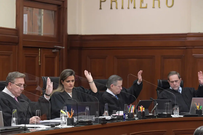 Morena quiere quitar la toga y el birrete a ministros; PRI acusa retroceso en justicia