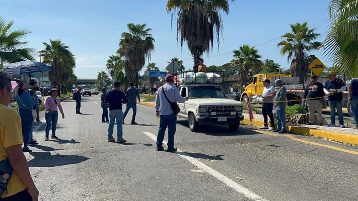 Maestros cierran oficinas en Tuxtla y bloquean carreteras en Tapachula