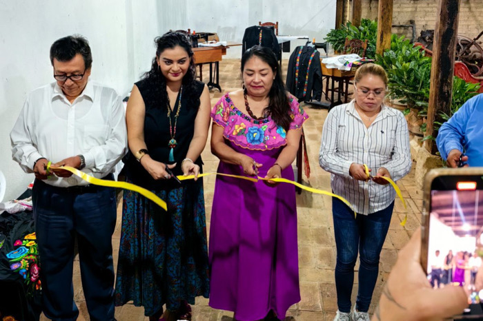 Celebran en Chiapa de Corzo la tradición artesanal con exposición del taller Las Rosas de Rosalba
