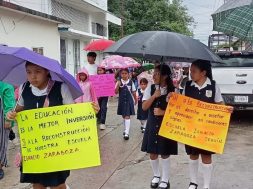 Familias exigen reconstrucción y no reubicación de histórica primaria en Pijijiapan