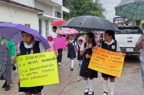 Familias exigen reconstrucción y no reubicación de histórica primaria en Pijijiapan