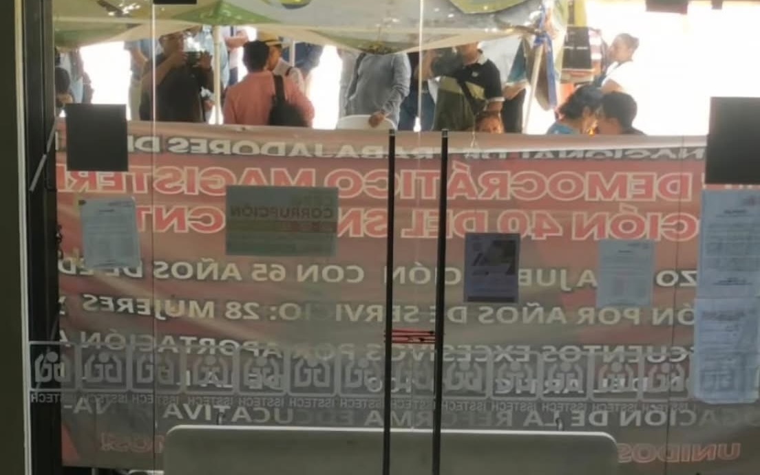 Maestros de la Sección 40 toman oficinas del ISSTECH en Tuxtla