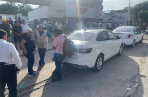 Taxistas retienen vehículo en Tonalá por presunta operación irregular como transporte privado2