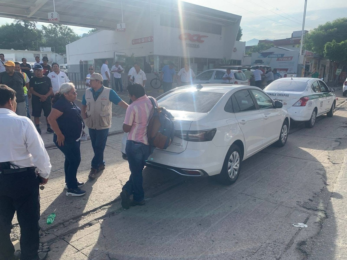 Taxistas retienen vehículo por operación irregular como transporte privado