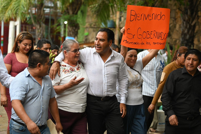 Eduardo Ramírez entrega constancia de regularización de claves catastrales en el Mercado de los Ancianos