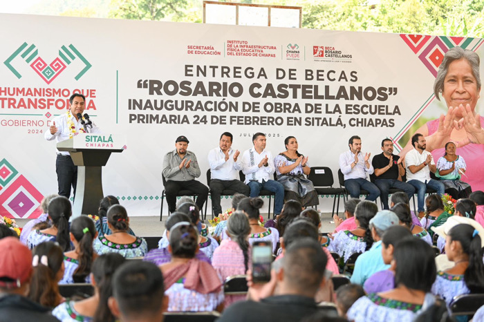 Eduardo Ramírez entrega becas Rosario Castellanos en la localidad Santa Cruz, de Sitalá