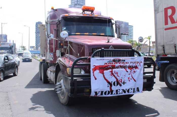 Transportistas bloquean carreteras en Puebla ante ola de asaltos y asesinatos