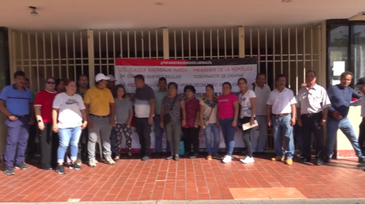 Sigue bloqueo en Unidad Administrativa de Tapachula por adeudos laborales