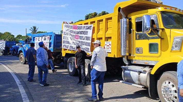 Transportistas exigen pagos justos en obra del rompeolas en Puerto Chiapas