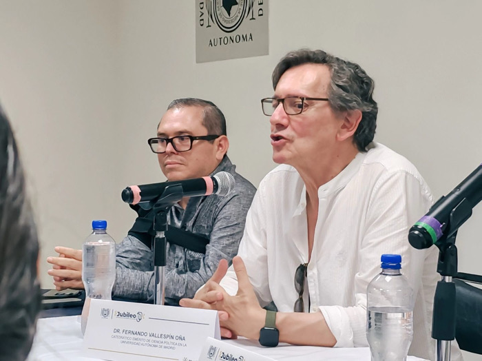 La democracia sitiada / A Estribor