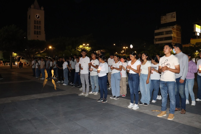 Normalistas marchan en silencio y piden esclarecer la muerte de Jesús Alaín