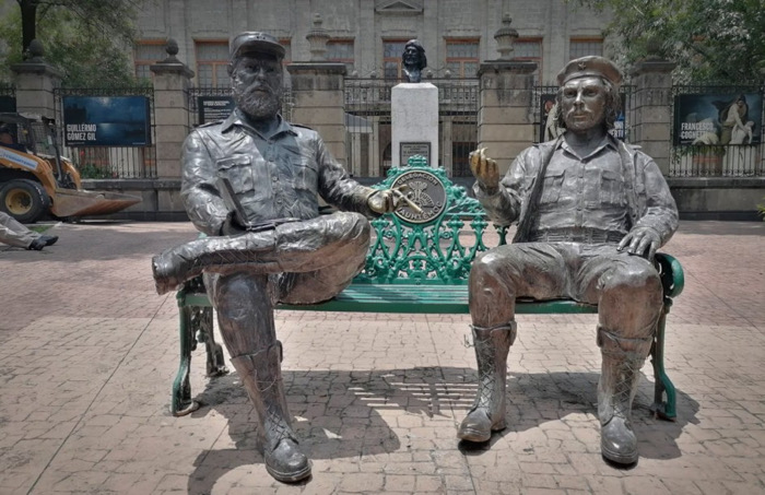 Senador Noroña y alcaldesa Rojo de la Vega se enfrentan por retiro de estatuas
