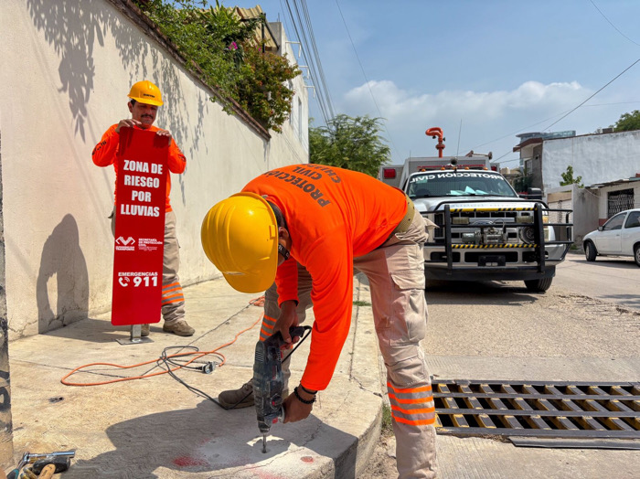 En Tuxtla Gutiérrez, Protección Civil Chiapas coloca señalamientos pluviales preventivos en zonas de riesgo de inundación