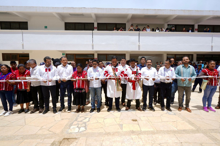 En Oxchuc, Eduardo Ramírez inauguró obras de infraestructura educativa en la Unich