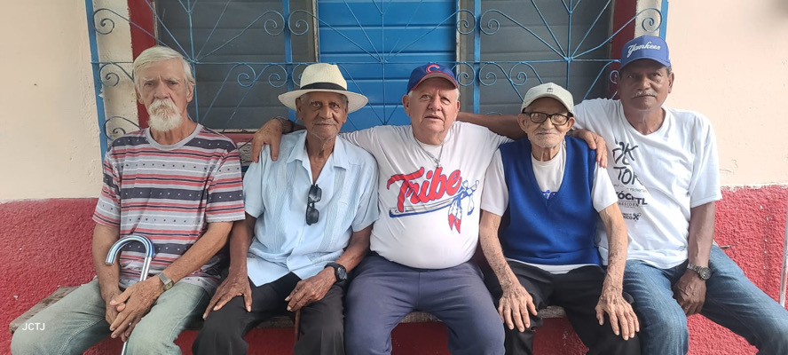 Banqueta con historia: los Arreola Lipton, leyendas vivas del béisbol arriaguense