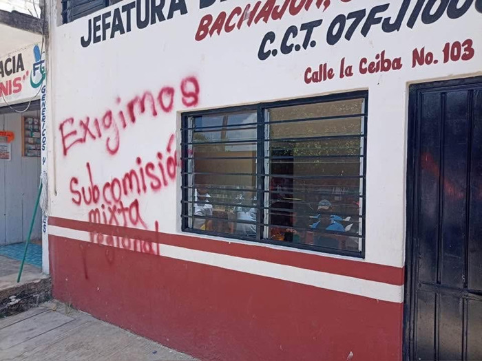 Maestros de Bachajón acusan abuso de poder y discriminación a jefe de zonas