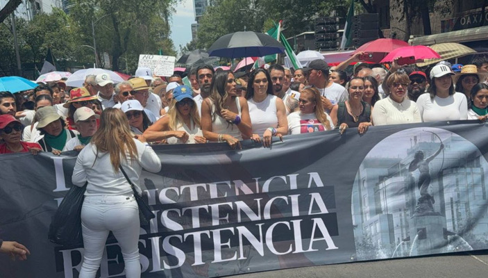 Miles marchan en Ciudad de México contra políticas del Gobierno federal