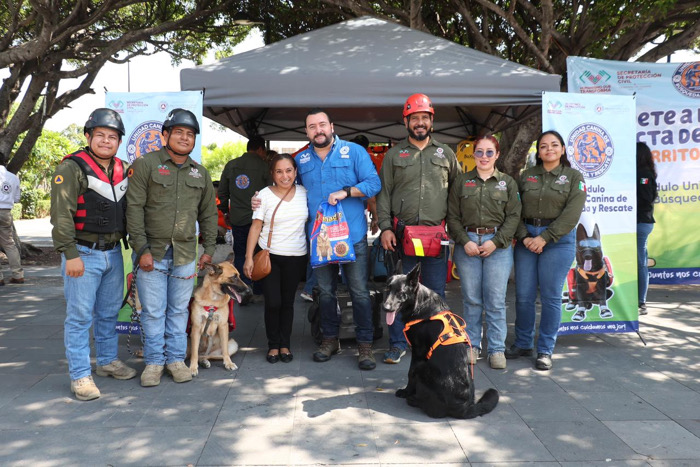 Unidad Canina de Búsqueda y Rescate recauda alimento para perritos de refugios