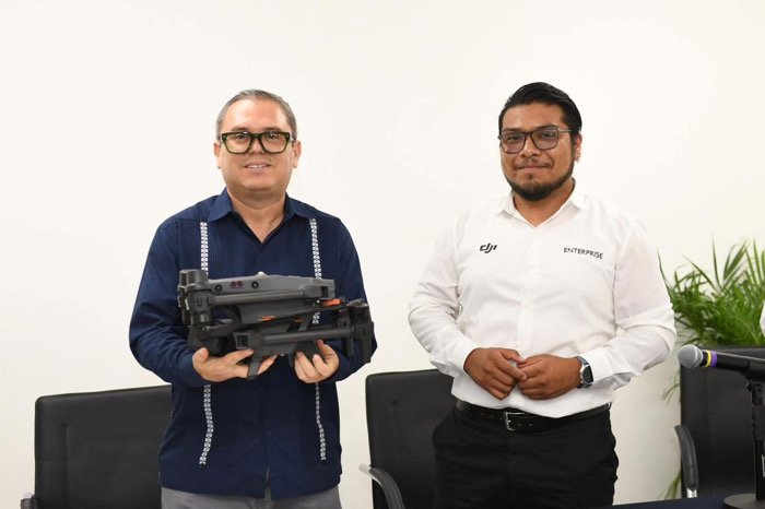 Dona la empresa HELIBOSS drones a la UNACH