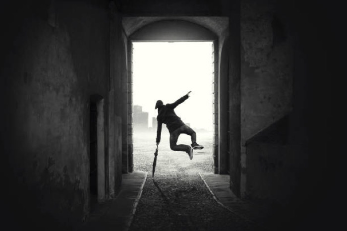 Este fantasma está siendo feliz / Odiseas Posmodernas