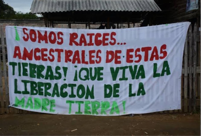 Los dueños del atraso / A Estribor