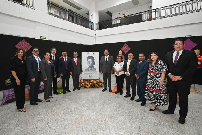 Impone Eduardo Ramírez Medalla “Rosario Castellanos” a Natalio Hernández Hernández