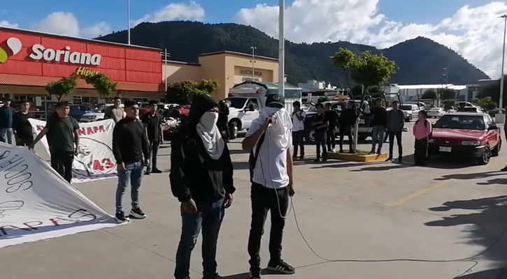 Normalistas y maestros se manifiestan por justicia y demandas laborales