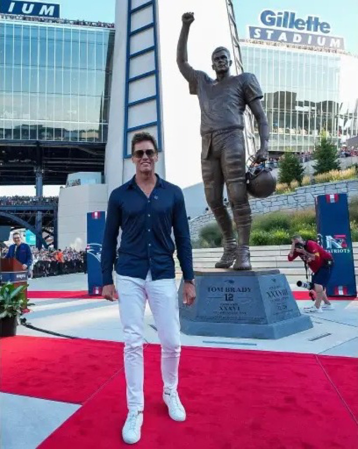 Tom Brady: 23 años, 7 anillos y una estatua que ni sus haters pueden ignorar / Sarcamo y café