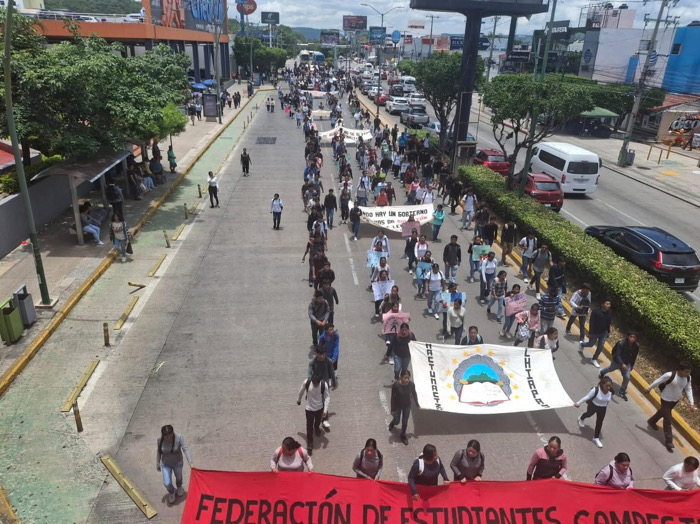 Coinciden dos marchas en Tuxtla; normalistas y jubilados 